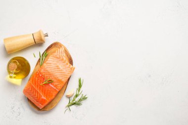 Otlu somon balığı. Beyaz arkaplanda üst görünüm.