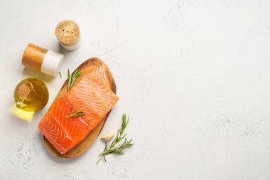 Otlu somon balığı. Beyaz arkaplanda üst görünüm.