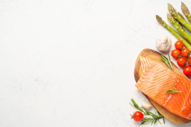 Taze sebzeli somon balığı. Beyaz arkaplanda üst görünüm.