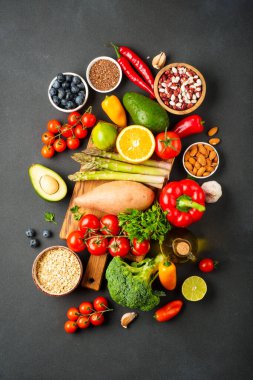 Siyah arka planda taze sebzeler. Üst görünüm.