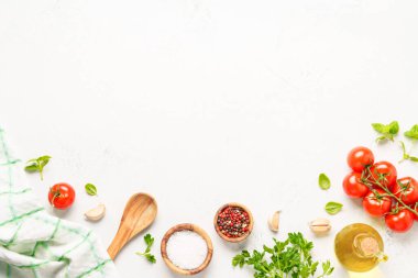 Baharatlar, otlar ve sebzeler ve beyaz mutfak masasında zeytin yağı. Kopyalama alanı olan üst görünüm.