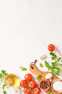 Mutfak masasında yemek malzemeleri var. Kopyalama alanı olan düz resim.