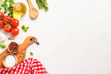 Baharatlar, otlar ve sebzeler ve beyaz mutfak masasında zeytin yağı. Kopyalama alanı olan üst görünüm.