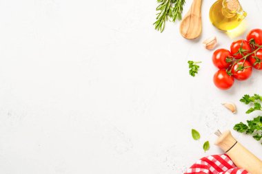 Mutfak masasında yemek malzemeleri var. Kopyalama alanı olan düz resim.