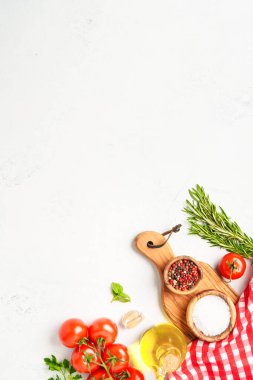 Baharatlar, otlar ve sebzeler ve beyaz mutfak masasında zeytin yağı. Yemek pişirme geçmişi. Düz yatıyordu.