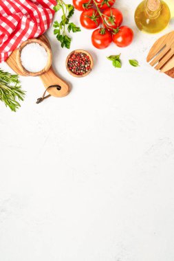 Baharatlar, otlar ve sebzeler ve beyaz mutfak masasında zeytin yağı. Yemek pişirme geçmişi. Düz yatıyordu.