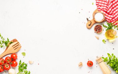 Beyazın sağlıklı yemek geçmişi. Baharatlar, otlar ve sebzeler, zeytinyağı ve mutfak gereçleri.