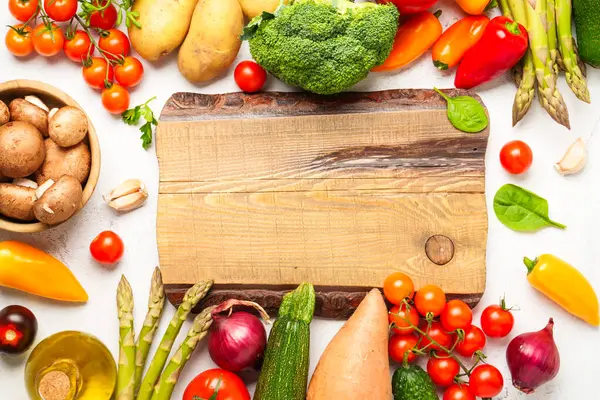 Tasarım için alanı olan sağlıklı gıda arka planı. Taze sebzeler - Paprika, kuşkonmaz, domates, brokoli, patates ve avokado.