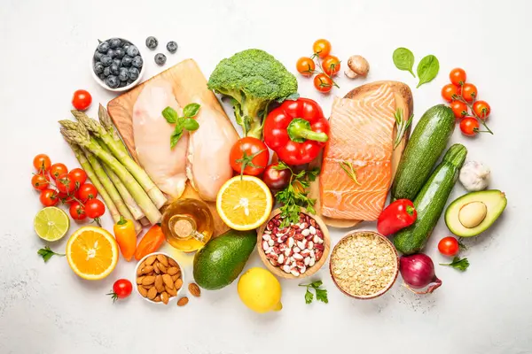 Yemek arkaplanı. Taze sebze, et, balık, tahıl, yaprak ve meyve. Üst görünüm.
