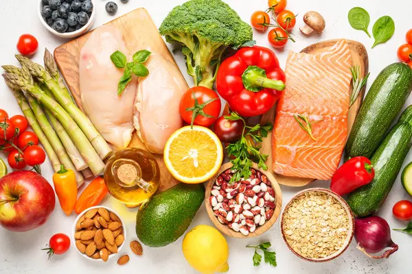 Yemek arkaplanı. Taze sebze, et, balık, tahıl, yaprak ve meyve. Üst görünüm, kapat.