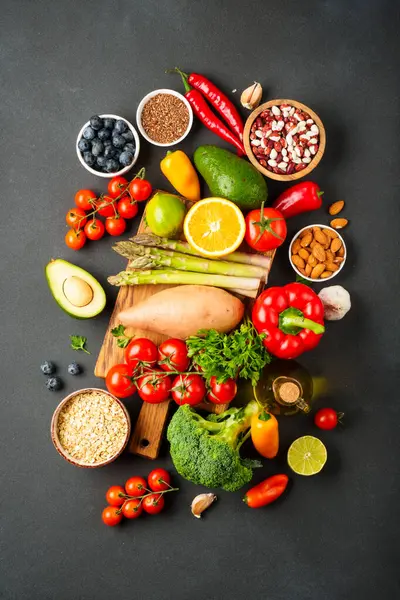 Siyah arka planda taze sebzeler. Üst görünüm.