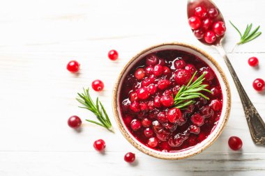 Biberiyeli yaban mersini sosu. Beyaz ahşap masadaki en üst manzara.