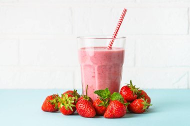 Mavide çilekli smoothie veya milkshake. Sağlıklı diyet içeceği.