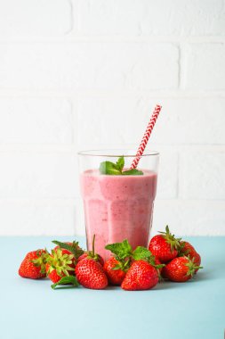 Çilekli smoothie ya da milkshake..