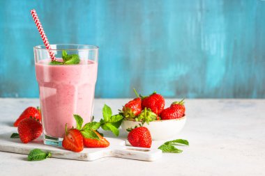 Çilekli smoothie veya taze dutlu milkshake..