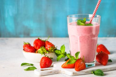 Çilekli smoothie veya taze dutlu milkshake..