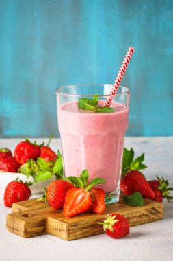 Çilekli smoothie veya taze dutlu milkshake..