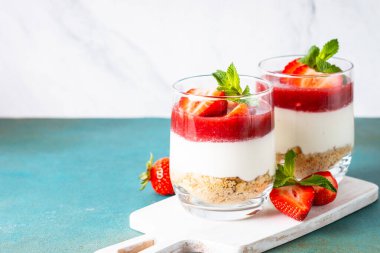 Bardakta cheesecake. Çilekli kek, lezzetli tatlı taze meyveli kek yok..