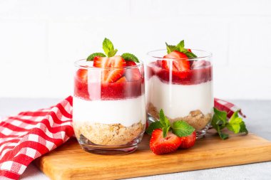 Bardakta çilekli cheesecake, tatlı yok..