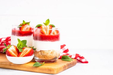 Bardakta çilekli cheesecake, tatlı yok..