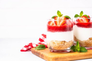 Bardakta çilekli cheesecake, tatlı yok..