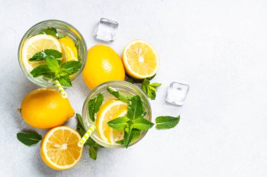 Bardakta limon ve naneli limonata. Soğuk yaz içeceği fotokopi alanı ile üst görünüm.