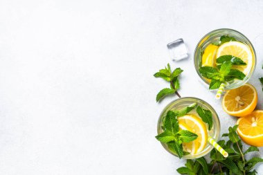 Bardakta limon ve naneli limonata. Soğuk yaz içeceği fotokopi alanı ile üst görünüm.