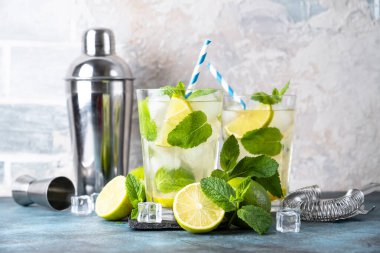 Siyah arka planda rom ve limonlu mojito. Gelenek. Buzlu yaz içkisi..