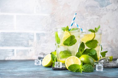 Siyah arka planda rom ve limonlu mojito. Gelenek. Buzlu yaz içkisi..