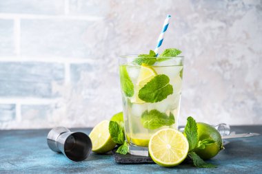 Koyu arkaplanda rom ve limonlu mojito. Buzlu alkol..