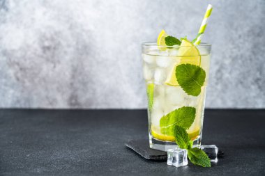 Siyah arka planda rom ve limonlu mojito. Gelenek. Buzlu yaz içkisi..