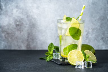 Siyah arka planda rom ve limonlu mojito. Gelenek. Buzlu yaz içkisi..