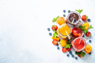 Beyaz arka planda taze meyve ve böğürtlenli meyve püresi. Kopyalama alanı olan üst görünüm.
