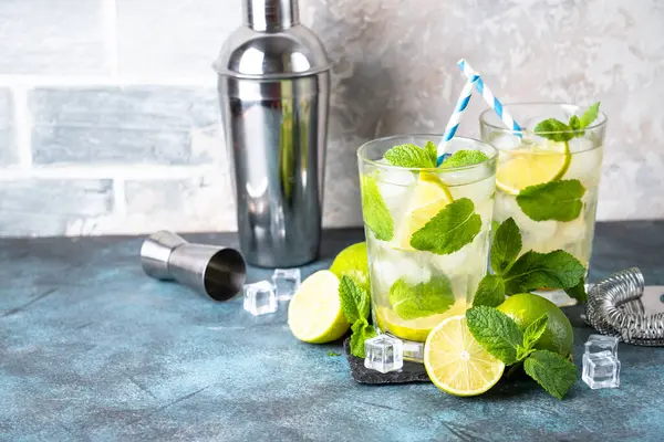 Siyah arka planda rom ve limonlu mojito. Gelenek. Buzlu yaz içkisi..