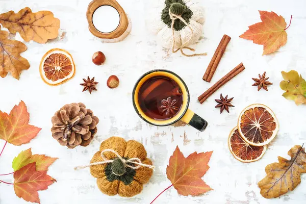 Arka planda kal. Sonbahar çayı, baharatlar, portakal yaprakları ve ev dekoru. Kopyalama alanı olan düz.