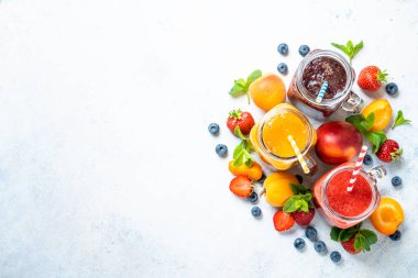 Beyaz arka planda taze meyve ve böğürtlenli meyve püresi. Kopyalama alanı olan üst görünüm.