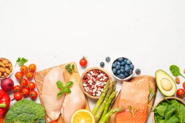 Yemek arkaplanı. Taze sebze, et, balık, tahıl, yaprak ve meyve. Üst görünüm.