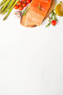 Taze sebzeli somon balığı. Beyaz arkaplanda üst görünüm.