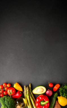 Siyah arka planda sebzeler. Paprika, argus, domates, brokoli ve avokado. Kopyalama alanı olan düz.