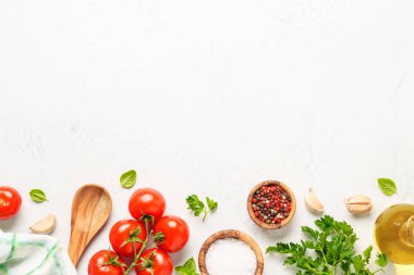 Baharatlar, otlar ve sebzeler ve beyaz mutfak masasında zeytin yağı. Kopyalama alanı olan düz resim.