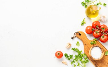 Mutfak masasında yemek malzemeleri var. Kopyalama alanı olan düz resim.