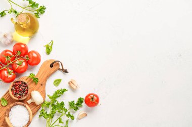 Beyazın sağlıklı yemek geçmişi. Baharatlar, bitkiler ve zeytinyağlı sebzeler..