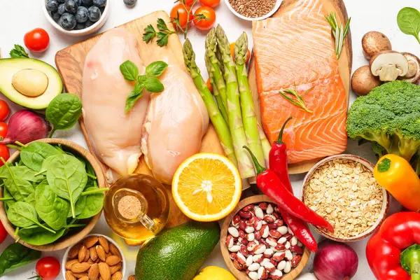 Yemek arkaplanı. Taze sebze, tahıl, yaprak ve meyve. Üst görünüm, kapat.