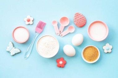 Mavinin Paskalya pişirme arka planı. Un, kenar, şeker ve zencefilli kurabiye. Kopyalama alanı olan üst görünüm.