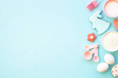 Paskalya pastası, un, kenar, şeker ve zencefilli kurabiye. Mavi üzerine üst görünüm.