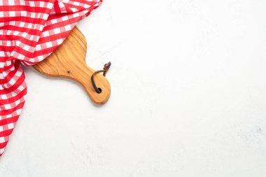 Mutfak masasında tahta kesim tahtası ve kırmızı mutfak havlusu var. Tasarım için alanı olan üst görünüm.