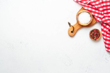 Baharatlı mutfak masası, kesim tahtası ve mutfak havlusu. Tasarım için alanı olan üst görünüm.