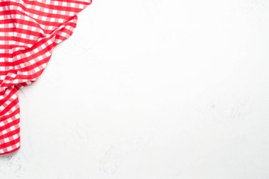 Beyaz arka planda kırmızı mutfak havlusu. Kopyalama alanı olan üst görünüm.