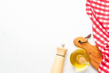 Mutfak masası. Baharatlı beyaz masa, kesim tahtası, mutfak havlusu. Tasarım için alanı olan üst görünüm.