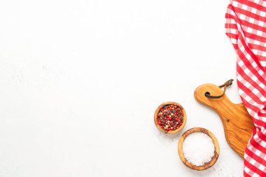 Baharatlı mutfak masası, kesim tahtası ve mutfak havlusu. Tasarım için alanı olan üst görünüm.